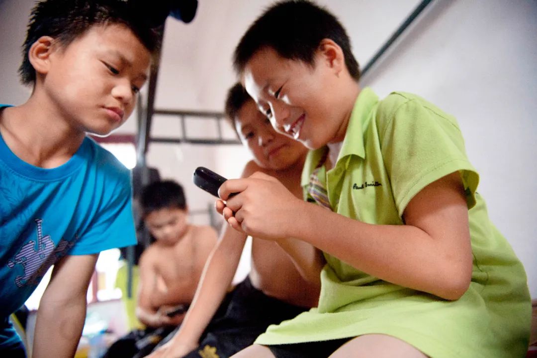 湖南长沙的一群孩子们在玩手机游戏 （李锋 摄 视觉中国供图）